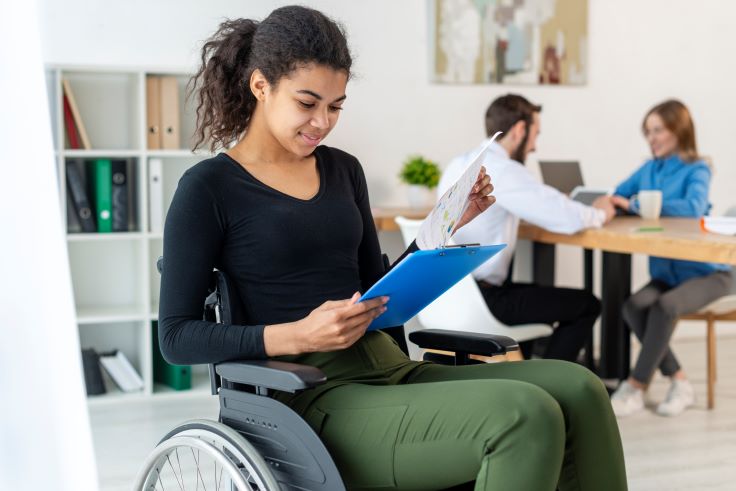 Jeune femme en fauteuil roulant au travail