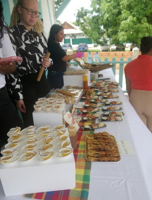 Buffet convivial Au menu : Maki de loubine, Croquette de riz, Crème de riz, Risotto à l'awara, riz gluant au coco