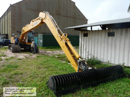 Image 5 | Descriptif : Tractopelle avec godet racleur devant l'usine | Année : 2004 | Auteur/source : Patrick Lenclos, ASAH