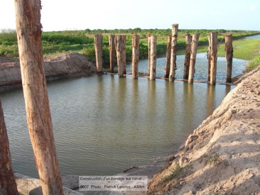 Image 6 | Descriptif : Construction d'un barrage sur canal | Année : 2007 | Auteur/source : Patrick Lenclos, ASAH