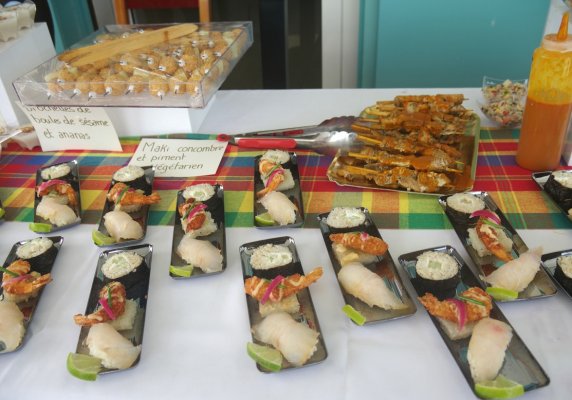 Buffet convivial Au menu : Maki de loubine, Croquette de riz, Crème de riz, Risotto à l'awara, riz gluant au coco
