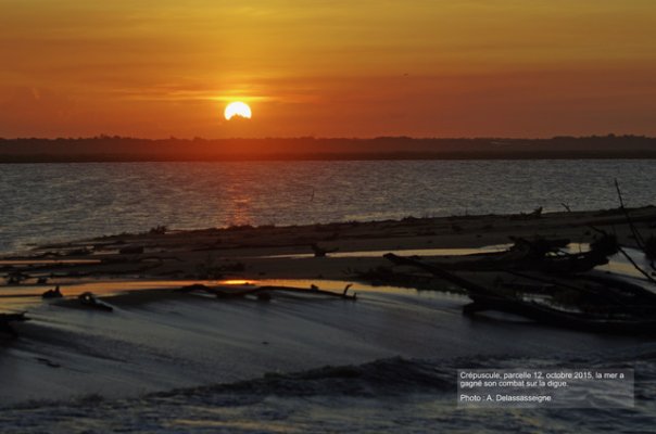 Image 14 | Descriptif : Crépuscule, parcelle 12, octobre 2015 : la mer a gagné son combat sur la digue | Année : 2015 | Auteur/source : Alexandre Delassasseigne